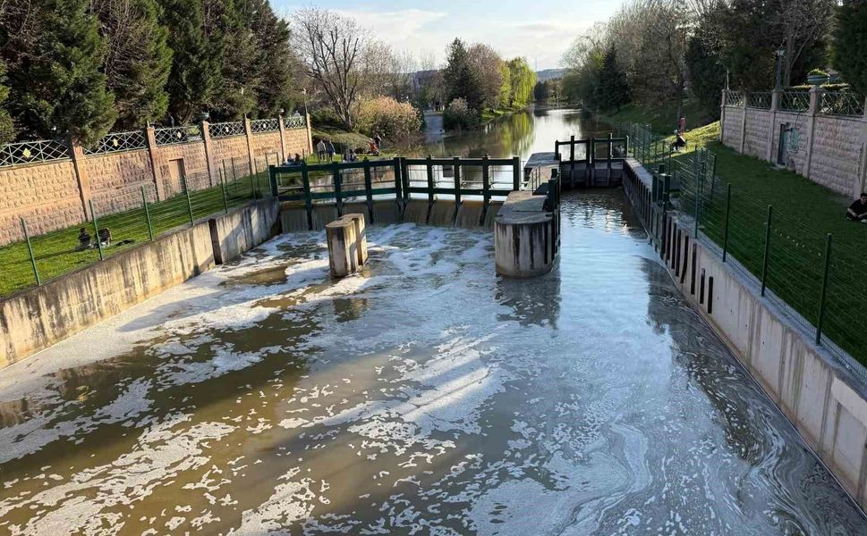 Porsuk Çayı'nın yüzeyi köpükle kaplandı
