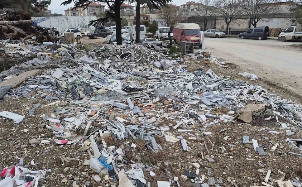 Sanayi sitesindeki boş alanlar mermer atıkları ve inşaat molozlarıyla doldu
