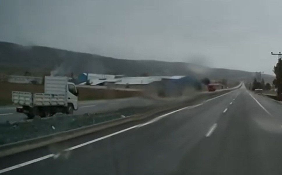 Ters yöne giren kamyonetin tehlikeli yolculuğu kameraya yansıdı