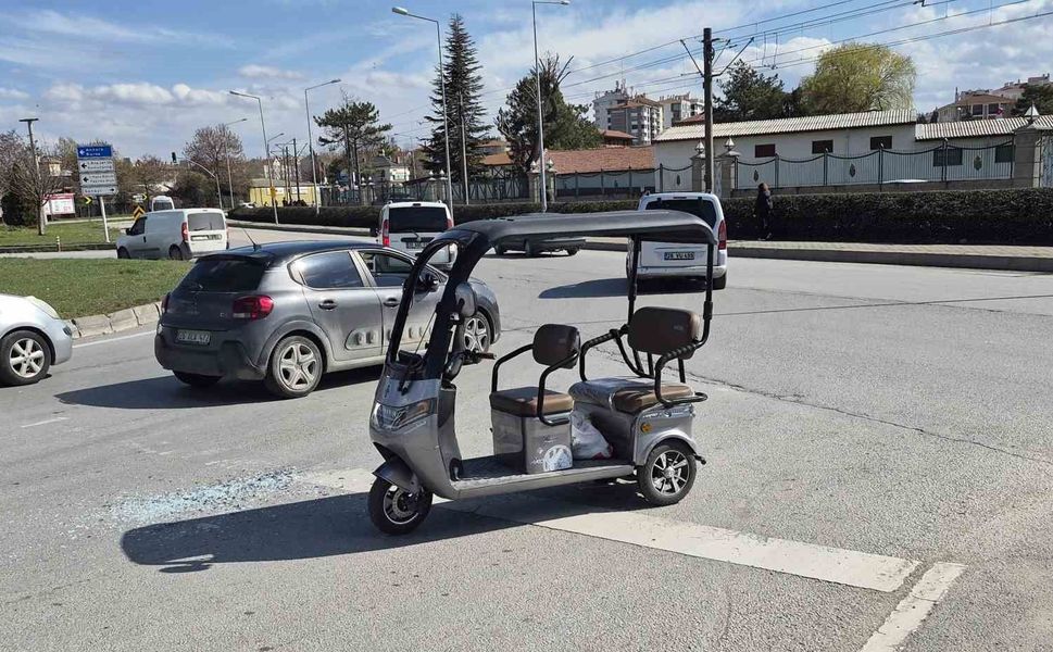 Ters yöne girmeye çalışan üç tekerlekli elektrikli araç kaza yaptı