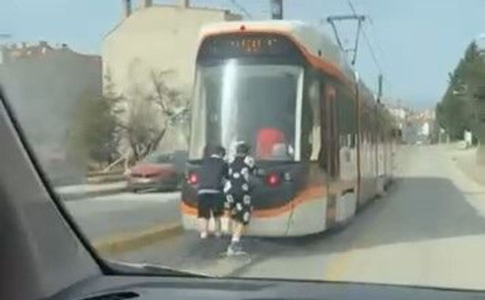 Tramvayın arkasına tutunan patenli çocukların tehlikeli yolculuğu