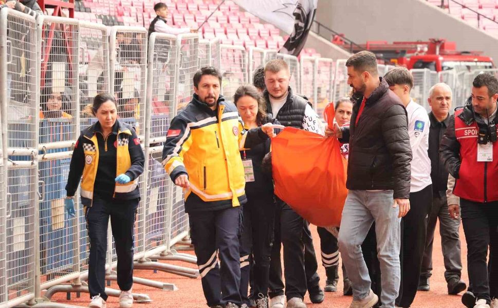 Tribünde epilepsi nöbeti geçiren taraftara sağlık ekipleri müdahale etti