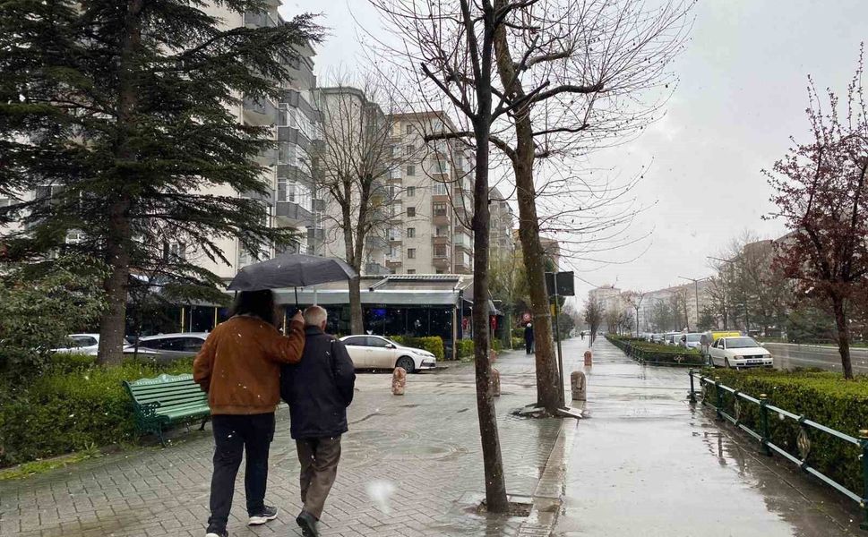 Vatandaşlar karla karışı yağmura hazırlıksız yakalandı