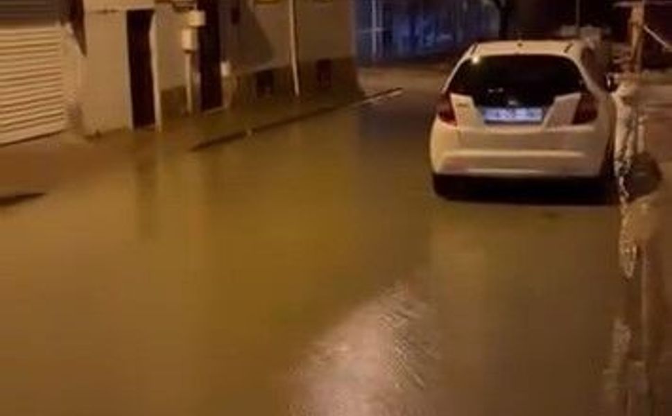 Yağmur suyu ile kaplanan sokaklar vatandaşa zorluk yaşattı