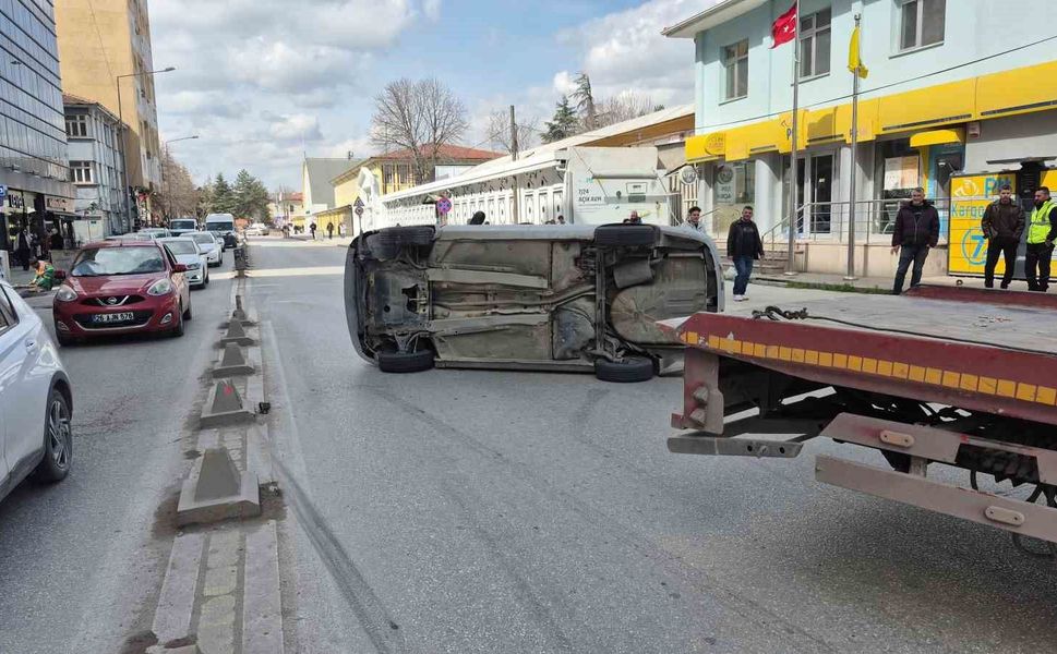Yan yatan otomobilin sürücüsü kazadan yara almadan kurtuldu