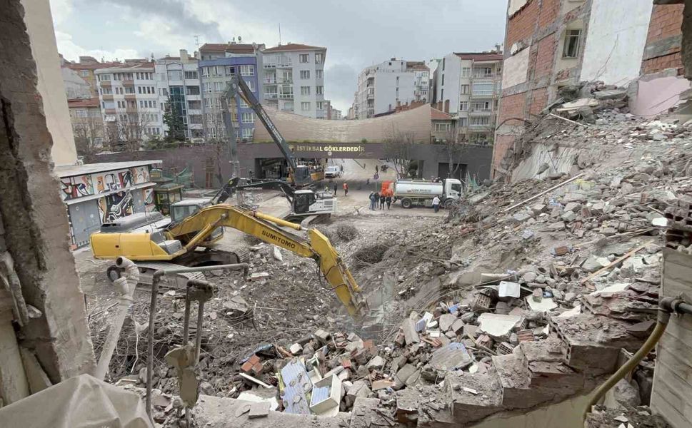 Yıkılmaya çalışılan bina sebebi ile zarar görenler artıyor