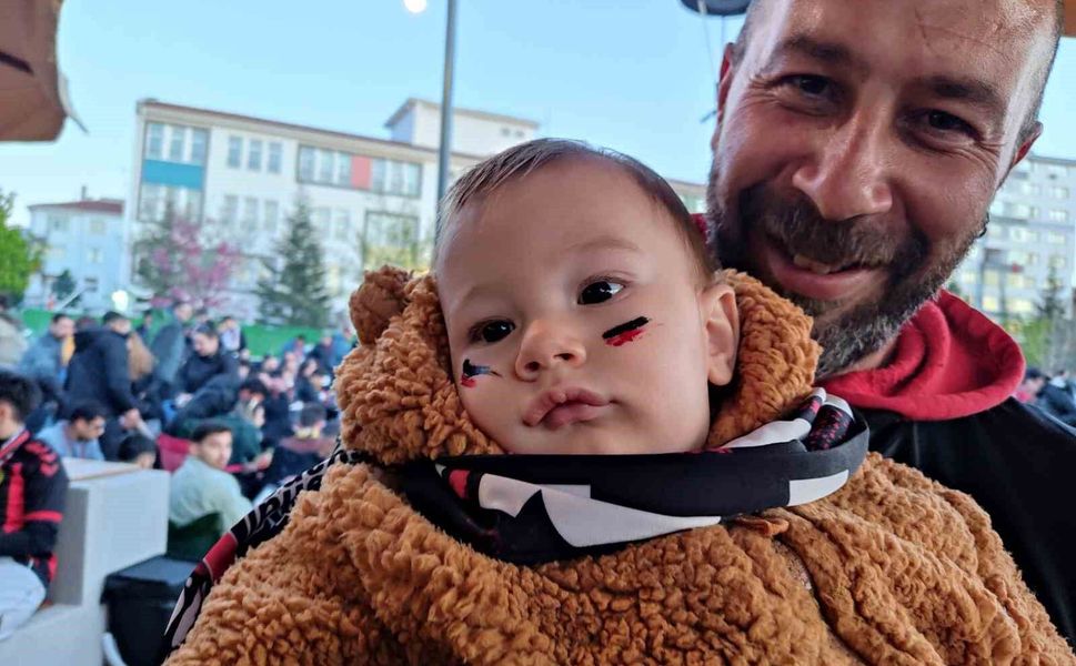 Yüzü boyalı minik Eskişehirspor taraftarı babasının kucağında maçı izledi