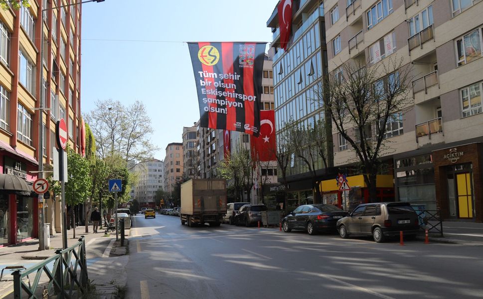 Büyükşehir Şehri Eskişehirspor Bayraklarıyla Donatıyor