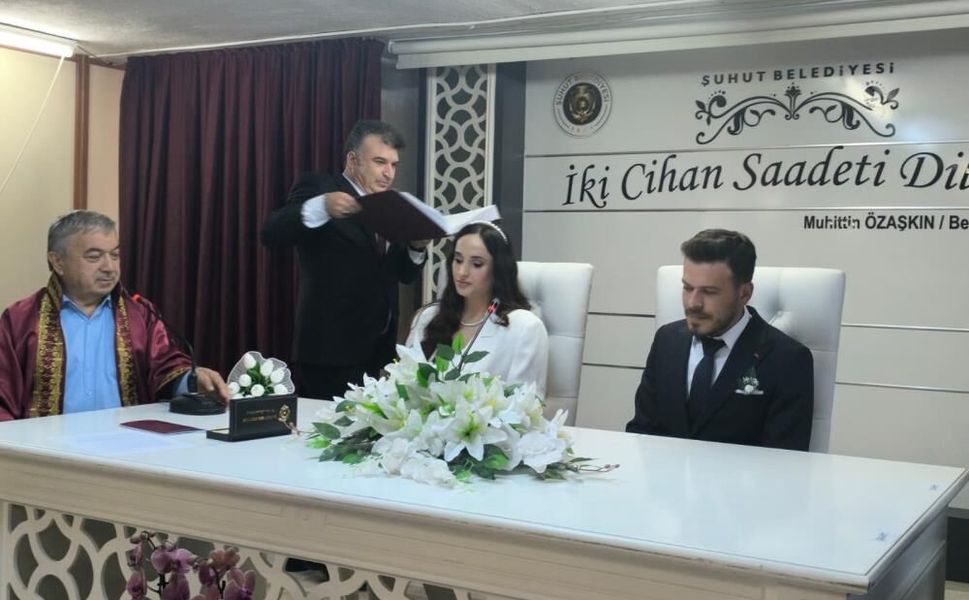 Polis çift, nikaha süsledikleri ekip otosuyla geldi