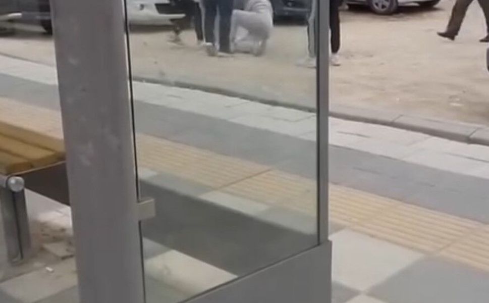 Kızların kavgasını ayıran vatandaşlara bıçakla saldırdı