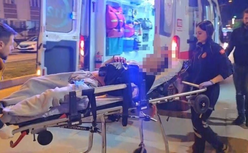 Gece yarısı iki genç bıçaklı saldırıda yaralandı