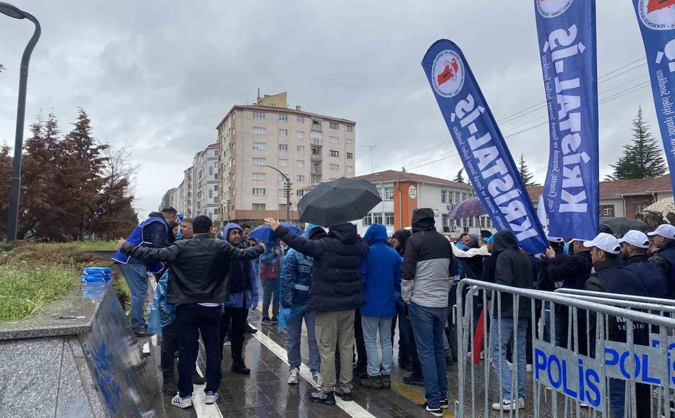 1 Mayıs yürüyüşleri geniş güvenlik önlemleriyle başladı
