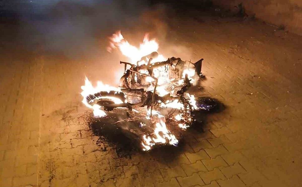 Ailesine kızdı, motosikleti sokak ortasına yaktı