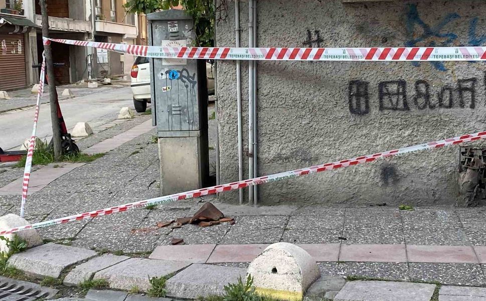 Binadan düşen kiremitler için emniyet şeridi çekildi