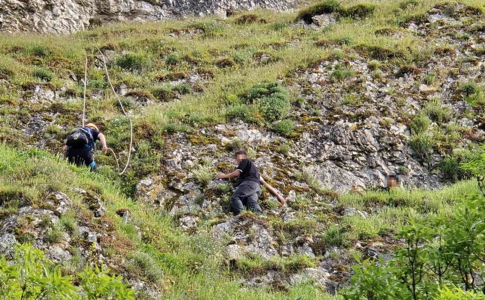 Dağdaki oyukta mahsur kalan 2 genç, 3 saatlik çalışmayla kurtarıldı