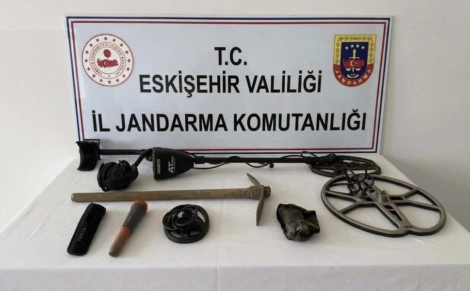 Define bulmak için kaçak kazı yaparken yakalandılar