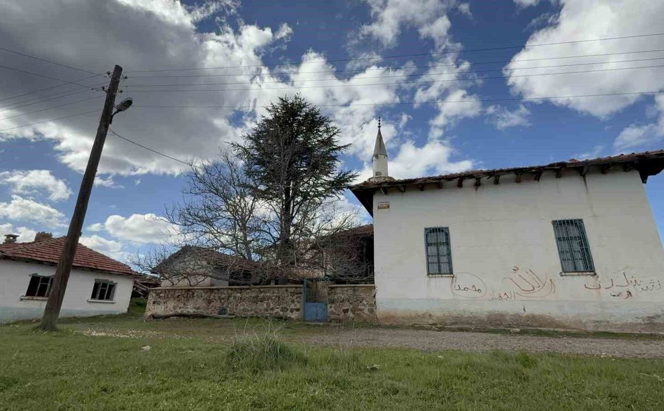 Ecdada ait 143 yıllık cami restorasyon bekliyor