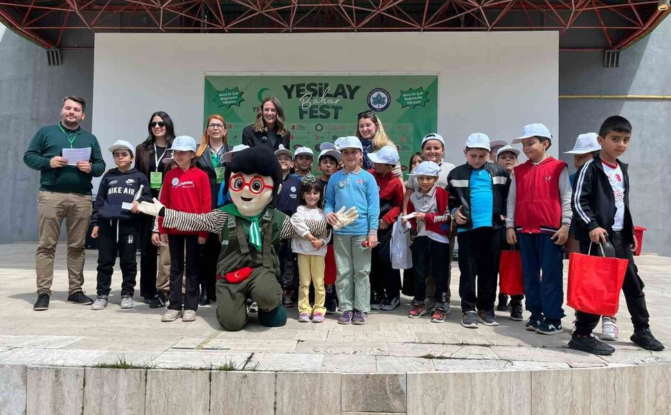 Eskişehir Vali Münir Raif Güney İlkokulu öğrenc ileri bağımlılığa karşı festivalde