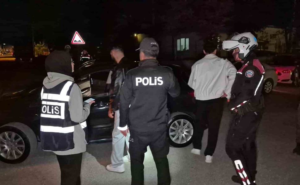 Eskişehir'de asayiş uygulamasında 298 şahıs ve 114 araç sorgulandı