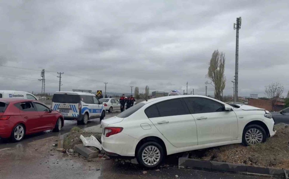 Eskişehir'de iki otomobil çarpıştı: 1 yaralı