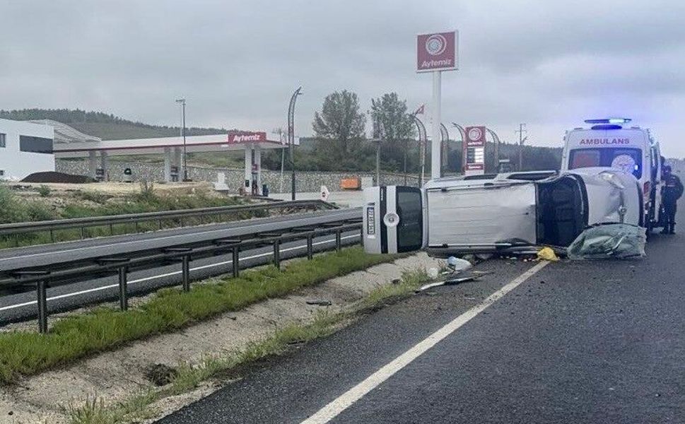 Eskişehir'de ıslak yolda kontrolden çıkan araç yan yattı: 4 yaralı