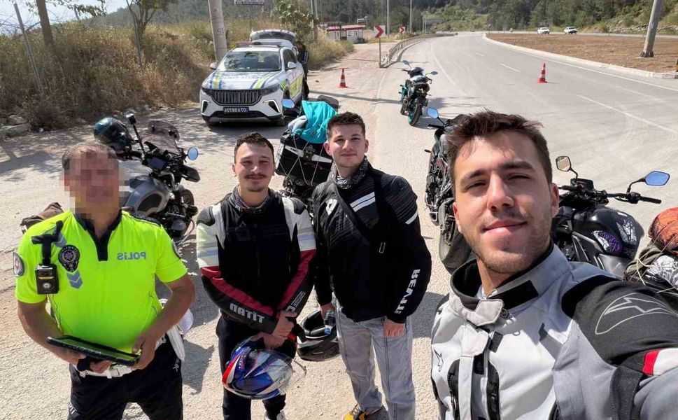 Eskişehir'de motosikletini bağlayan polis ile Antalya'da karşılaşan sürücü fotoğraf çektirdi