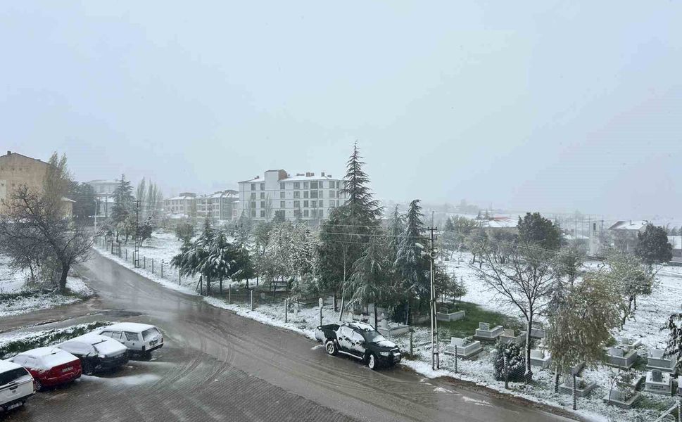 Eskişehir'in bazı ilçeleri güne beyaz örtüyle uyandı