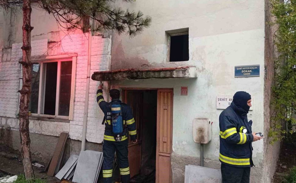 Evde çıkan yangında dumandan etkilenen 98 yaşındaki kadın hayatını kaybetti