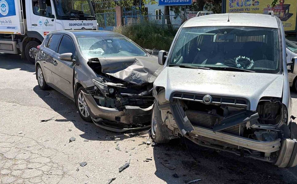 İki aracın çarpıştığı kazada 5 kişi yaralandı