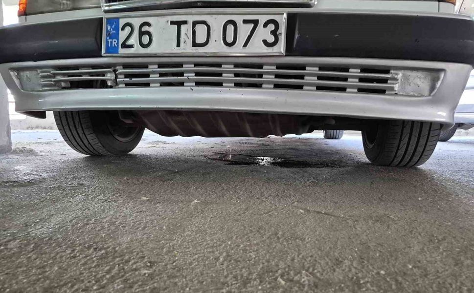 Katlı otoparkta yakıt sızdıran otomobil paniğe sebep oldu