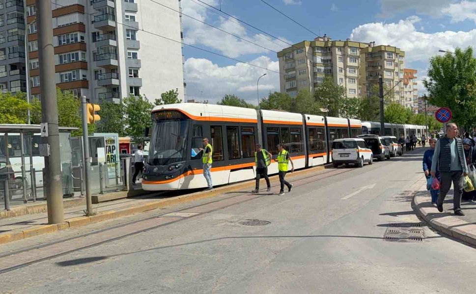 Kopan yüksek gerilim teli insanların içine düştü, tramvay seferleri aksadı