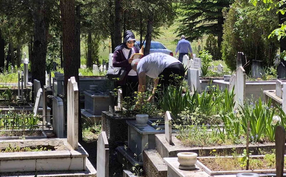 Kurban Bayramı arefesinde mezarlık ziyaretleri