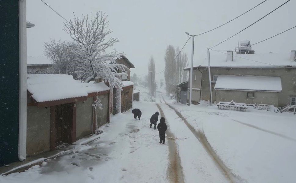 Mayıs ayında çocukların kartopu keyfi