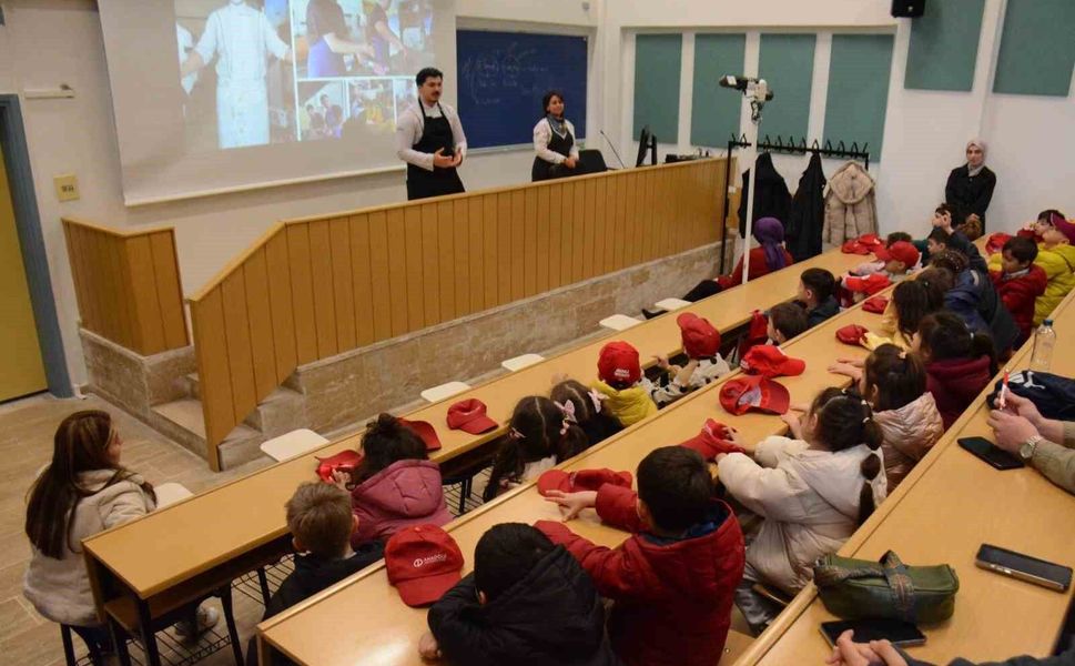 Minik eller mutfakta ilk deneyimini yaşadı