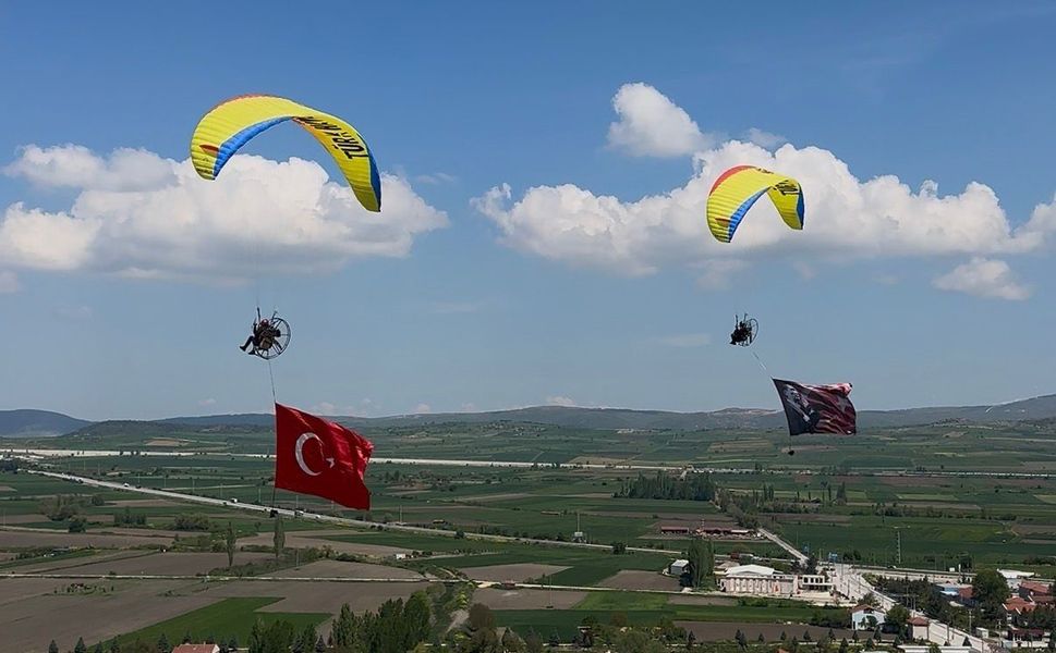 Pilotlar gökyüzünde Türk bayrağı açarak 19 Mayıs Atatürk'ü Anma Gençlik ve Spor Bayramı'nı kutladı