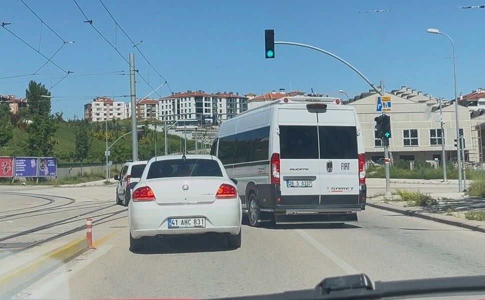Servis aracını otomobilin üzerine böyle sürdü
