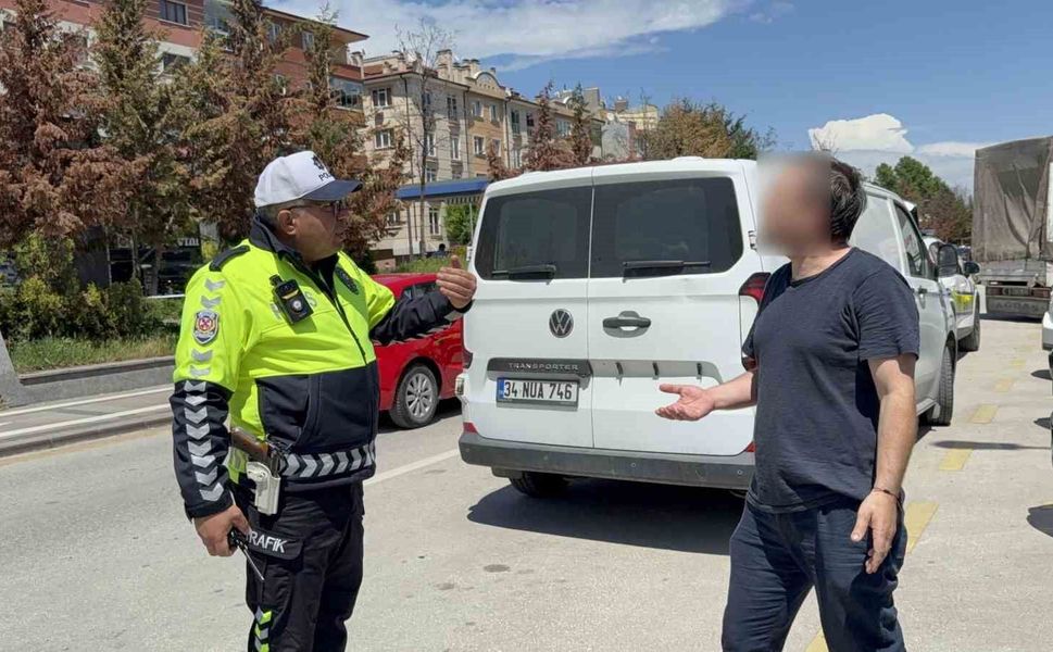 Ters yönden gelen eksik evraklı sürücüden polise ilginç tepki