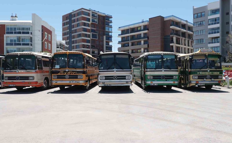 Türkiye'nin dört bir yanından gelen klasik otobüsler Eskişehir'de buluştu