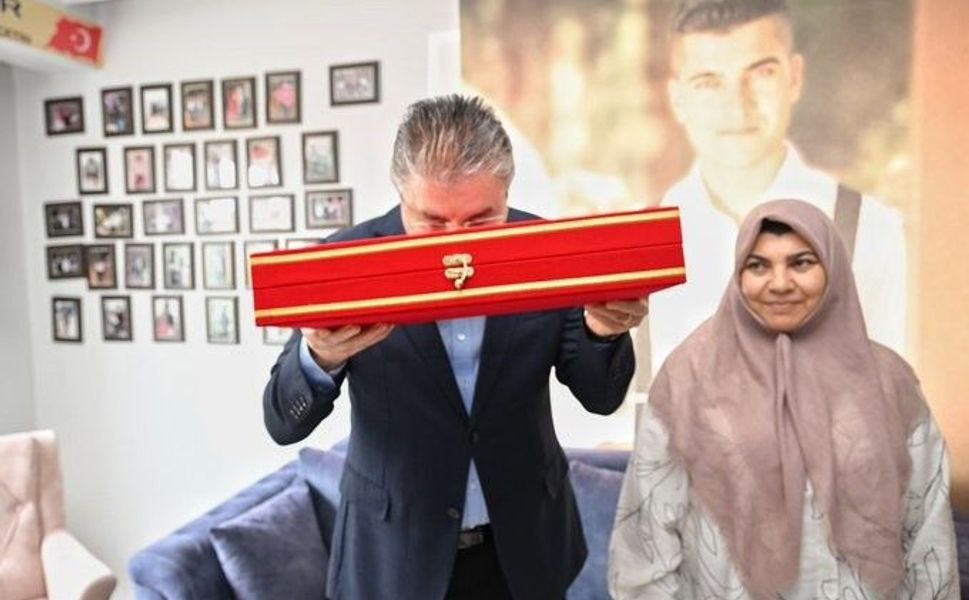 Vali Erdinç Yılmaz, Şehit Recep Çetin'in ailesine bayram ziyaretinde bulundu