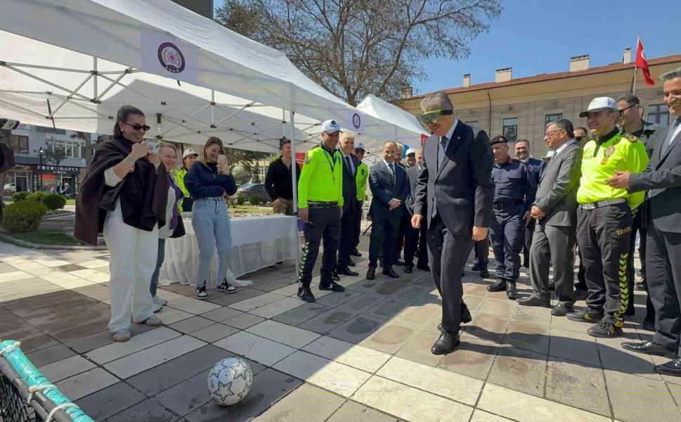Vali Yılmaz alkol gözlüğünü taktı, futbol topunu kaleye göndermede hayli zorlandı