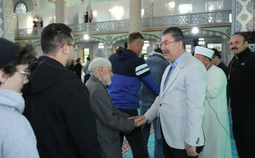 Vali Yılmaz bayram namazını vatandaşlarla birlikte eda etti