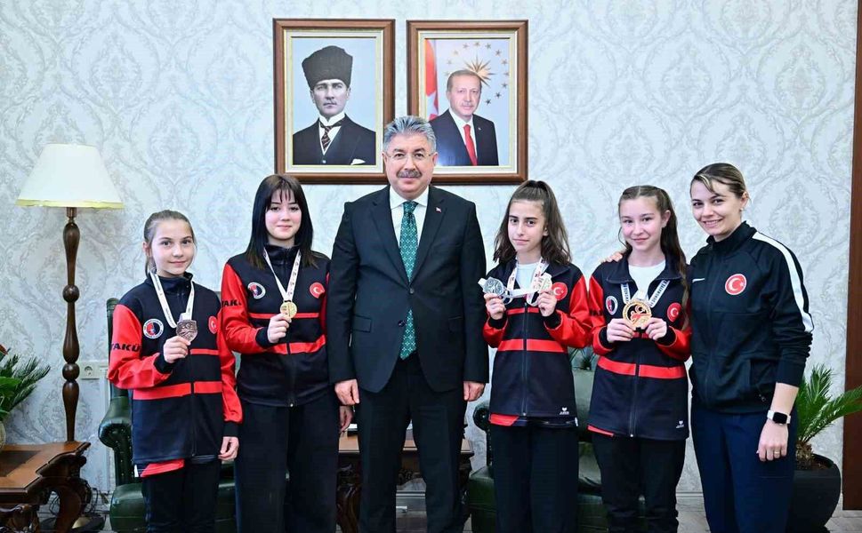 Vali Yılmaz, sporcu Gülsena Karakuyulu ve öğrencilerini makamında ağırladı