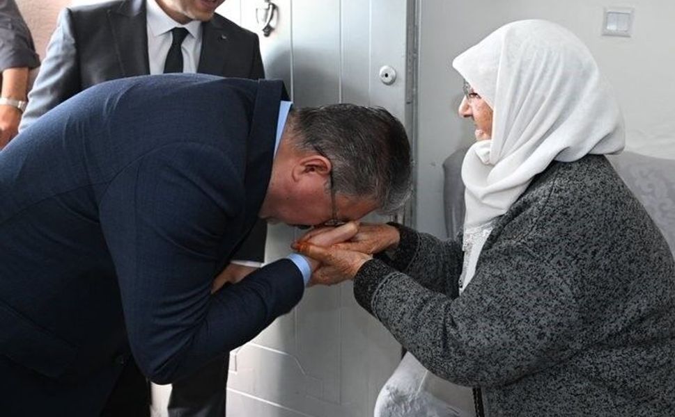 Vali Yılmaz'dan 84 yaşındaki Ayşe Ayti'ye bayram ziyareti