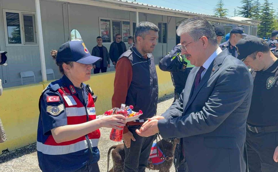 Vali Yılmaz'dan jandarma uygulama noktasında sürücülerle bayramlaştı