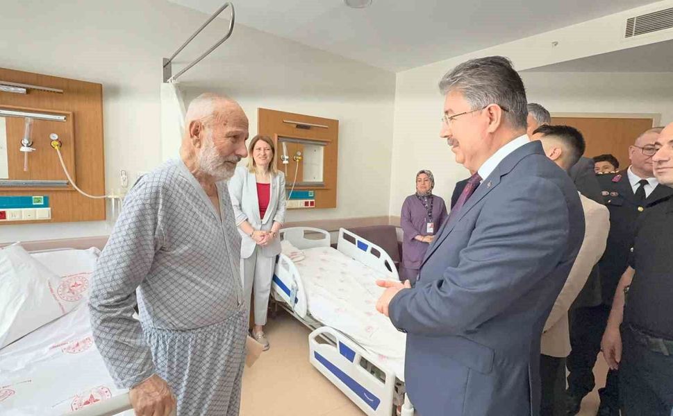 Vali Yılmaz'dan sağlık çalışanı ve hastalara bayram ziyareti