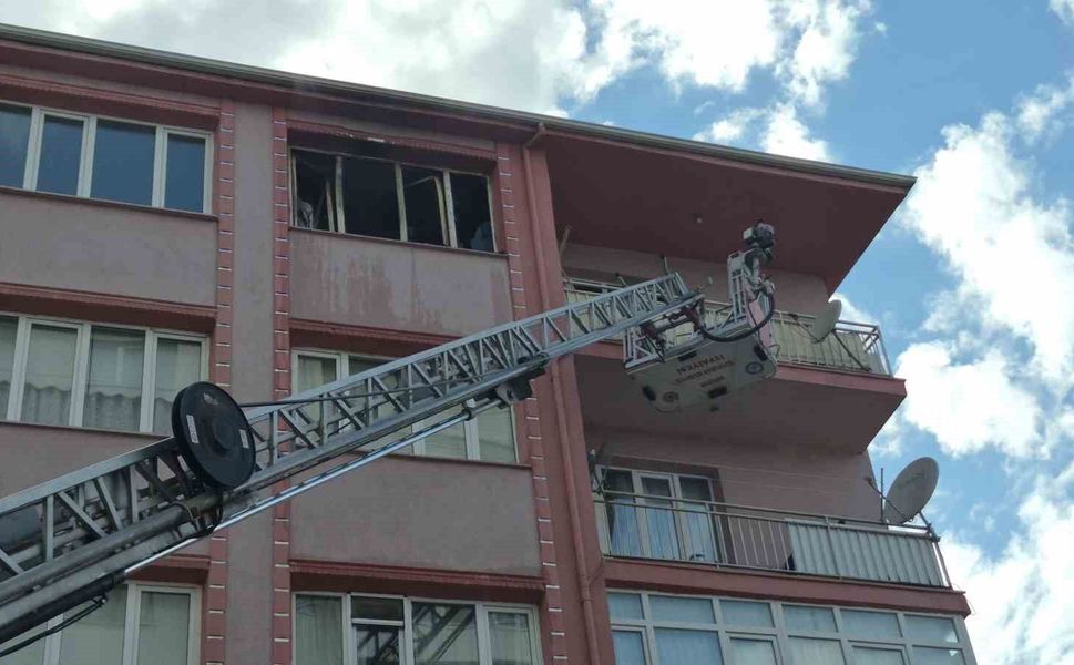 Yangında sürünerek kaçmaya çalışan kadının durumu ağır
