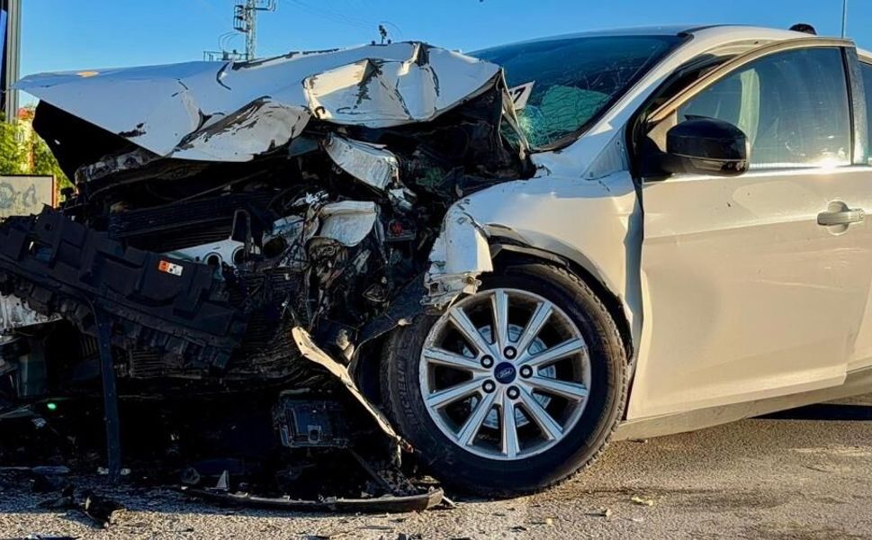 Otomobilin tur otobüsüne çarptığı kazada faciadan dönüldü