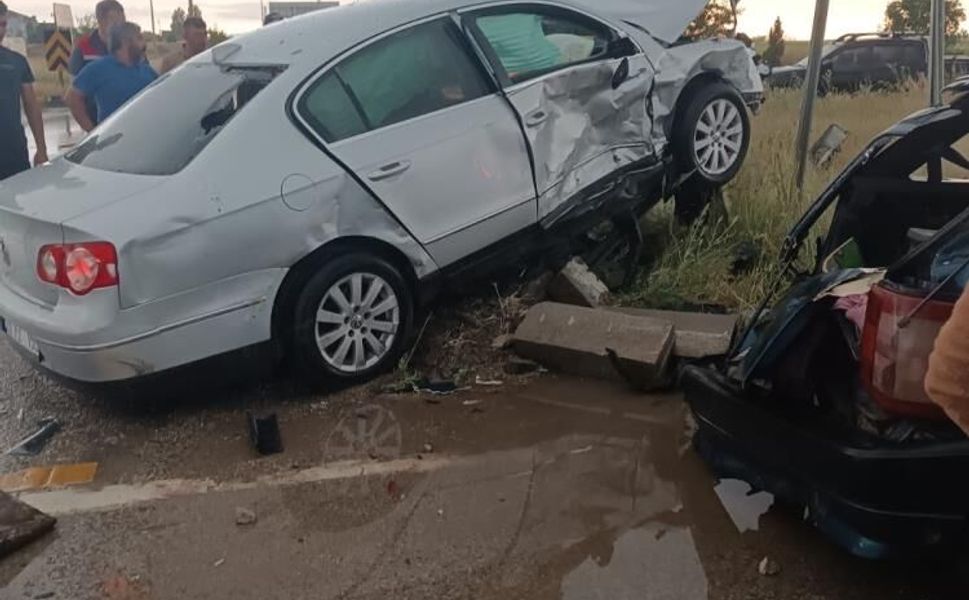 Eskişehir-Afyonkarahisar yolunda feci kaza: 2'si ağır 4 yaralı