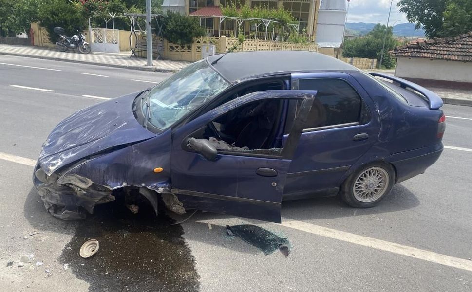 Kontrolden çıkan otomobil önce bir bahçe duvarına, ardından bir eve çarparak durabildi