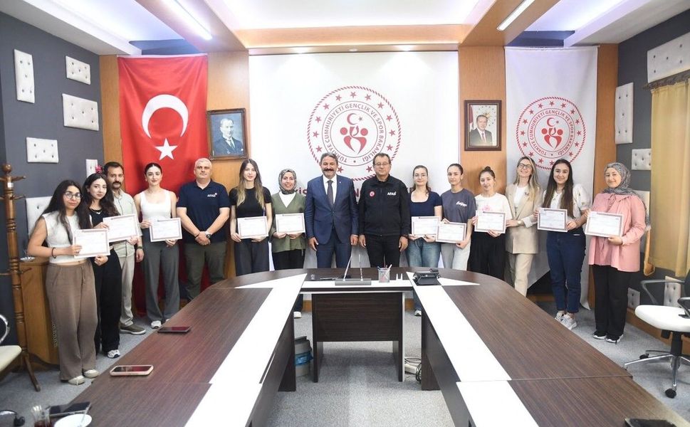 AFAD gönüllüsü öğrenciler ilk yardım belgelerini aldı